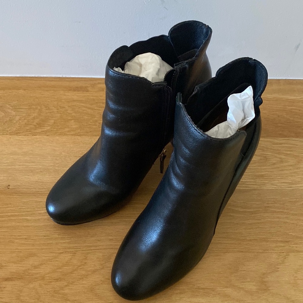 Like new Rowen boots size 8